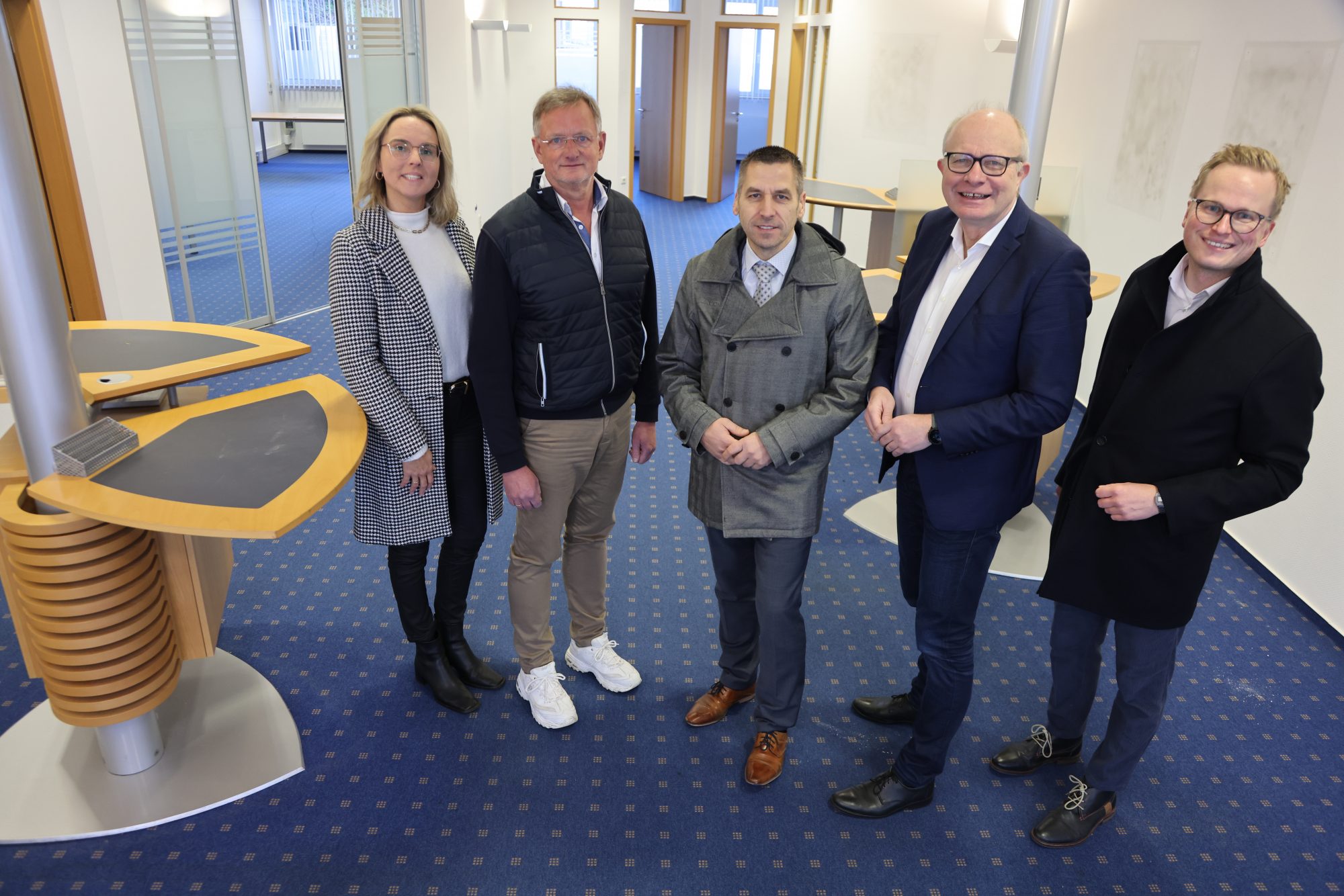 In den durch die Fusion der Volksbank Brilon-Büren-Salzkotten mit der VerbundVolksbank OWL freigewordenen Räumlichkeiten (v. l.): Anke Hammerström (Stadt Büren), Immobilieninhaber Martin Stich, Bürgermeister Burkhard Schwuchow, Landtagsabgeordneter Bernhard Hoppe-Biermeyer und Michael Kubat (Stadt Büren). Gegenstand des Treffens war ein Austausch über die Möglichkeiten, die der Verfügungsfonds Anmietung mit sich bringt (Foto: Stadt Büren)