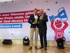 Mit dem Bundessieger Lukas Lödding (r.) freute sich HWK-Präsident Hans Hund bei der Abschlussfeier der Deutschen Meisterschaft in Berlin. (Foto: HWK)