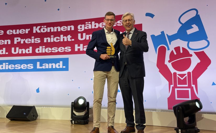 Mit dem Bundessieger Lukas Lödding (r.) freute sich HWK-Präsident Hans Hund bei der Abschlussfeier der Deutschen Meisterschaft in Berlin. (Foto: HWK)