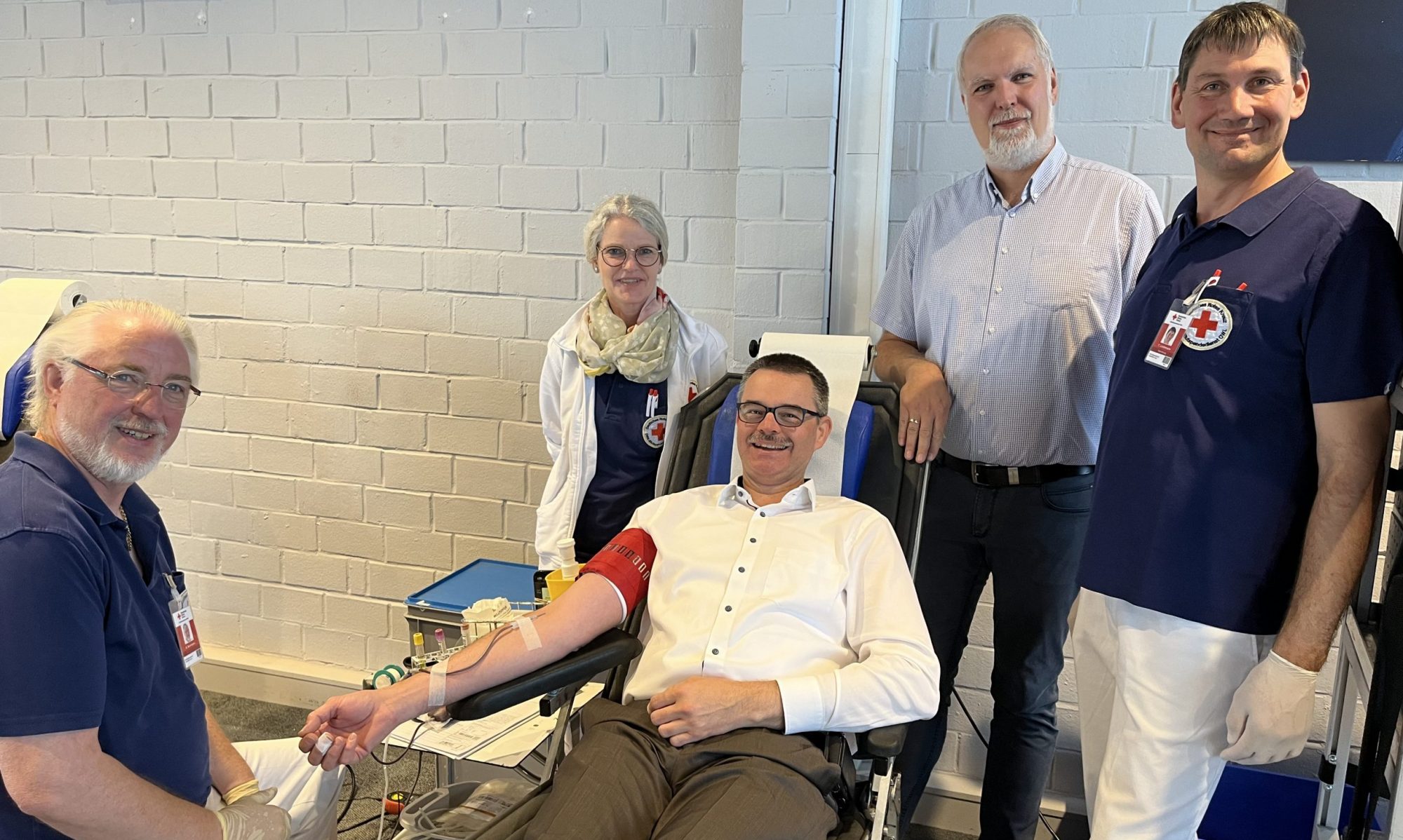 Ärmel hoch für eine gute Sache: Alexander Dolipski (Managing Director von DENIOS) mit dem Team vom Deutschen Roten Kreuz (Foto: Denios SE)