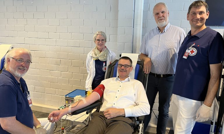 Ärmel hoch für eine gute Sache: Alexander Dolipski (Managing Director von DENIOS) mit dem Team vom Deutschen Roten Kreuz (Foto: Denios SE)