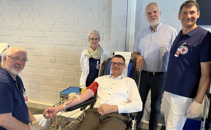 Ärmel hoch für eine gute Sache: Alexander Dolipski (Managing Director von DENIOS) mit dem Team vom Deutschen Roten Kreuz (Foto: Denios SE)