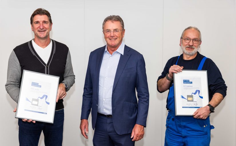 25 Jahre Treue zu DENIOS: Die beiden Jubilare André Zwiener (li.) und Olaf Struckmann (re.) mit Firmengründer und CEO Helmut Dennig (Foto: Denios)