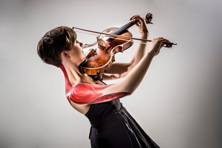 Berufsmusiker*innen sind hohen gesundheitlichen Belastungen ausgesetzt. Ihre Gesundheit nachhaltig zu verbessern ist das Ziel des neuen, disziplinübergreifenden Forschungsvorhabens der Hochschule Osnabrück im Bereich der Musikerphysiotherapie. Weitere Kooperationspartner sind die Hochschule für Musik, Theater und Medien Hannover (HMTMH), die University of Sydney, Australien, sowie das Deutsche Forschungszentrum für Künstliche Intelligenz (DFKI). Gefördert wird das Projekt von der DFG, der größten Förderorganisation für Forschung in Deutschland. (Foto: Bettina Meckel-Wolf)