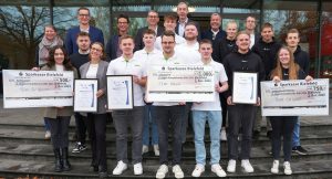 Preisträger:innen, Jurymitglieder und Organisatoren des Projekts Energie-Scouts OWL 2023 (Foto: IHK Ostwestfalen)