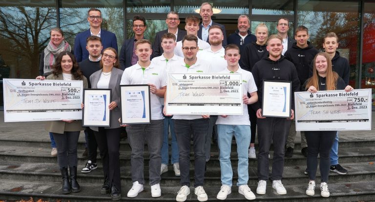 Preisträger:innen, Jurymitglieder und Organisatoren des Projekts Energie-Scouts OWL 2023 (Foto: IHK Ostwestfalen)