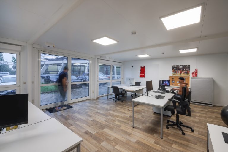 Helle Wände, ein Boden in Holzoptik und hochwertige Möbel bieten eine angenehme Arbeitsatmosphäre für die Vertriebler des FC Bayern München Basketball. (Foto: ELA Container)