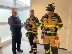 Beim Testeinsatz am Flughafen Paderborn/Lippstadt (v. l.): Feuerwehr-Chef Roland Kempkensteffen, Ausbilder Tobias Meier und Steven Heller (Foto: Flughafen Paderborn / Lippstadt)