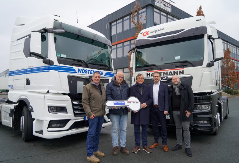 (v. l.) Claus Graewe-Wöstemeier (Geschäftsführer Wöstemeier), Peter Graewe-Wöstemeier (Geschäftsführer Wöstemeier), Andreas Hartmann (Geschäftsführender Gesellschafter Hartmann International), Uwe Lachmann (Geschäftsführer Hartmann International) und Björn Böhme (Geschäftsführer Hartmann International). (Foto: Hartmann)