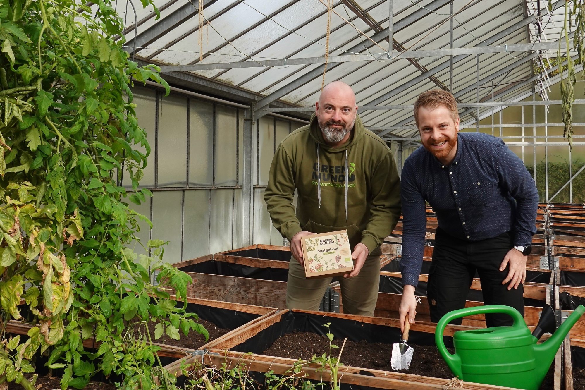 Green Mundo-Gründer Christoph Hoeltke (links) informierte André Schulenberg vom WIGOS-UnternehmensService zu dem beschichteten ökologisch hergestellten Saat-gut. (Foto: Sandra Joachim-Meyer)
