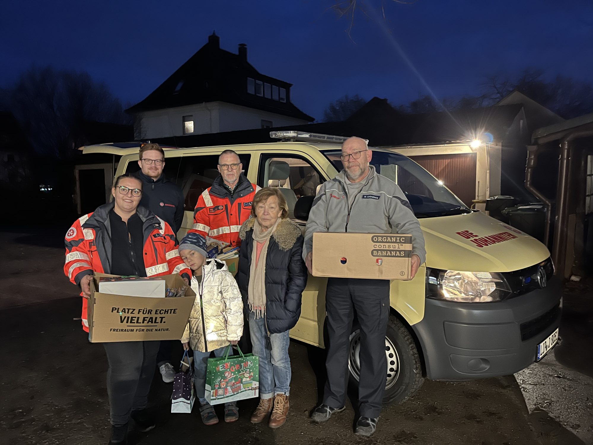 Weihnachtsaktion für bedürftige Menschen der Region: (v. li.) Margitta Albrecht-Nestmann (1. Vorsitzende der Tafel Bad Salzuflen), Henry, Corinna Weschky (Johanniter), Wolfgang Grüneberg, Patrik Benzler (Regionalvorstand Johanniter Lippe-Höxter) und Rainer Steinmeier (Johanniter) und Mohammad Keshmiri (Tafel Bad Salzuflen). (Fotos: Johanniter Lippe-Höxter)