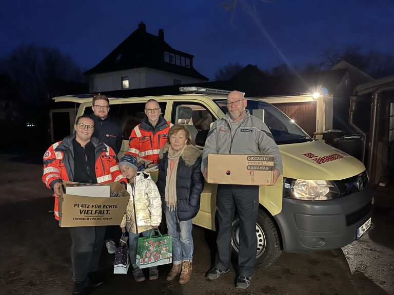Weihnachtsaktion für bedürftige Menschen der Region: (v. li.) Margitta Albrecht-Nestmann (1. Vorsitzende der Tafel Bad Salzuflen), Henry, Corinna Weschky (Johanniter), Wolfgang Grüneberg, Patrik Benzler (Regionalvorstand Johanniter Lippe-Höxter) und Rainer Steinmeier (Johanniter) und Mohammad Keshmiri (Tafel Bad Salzuflen). (Fotos: Johanniter Lippe-Höxter)