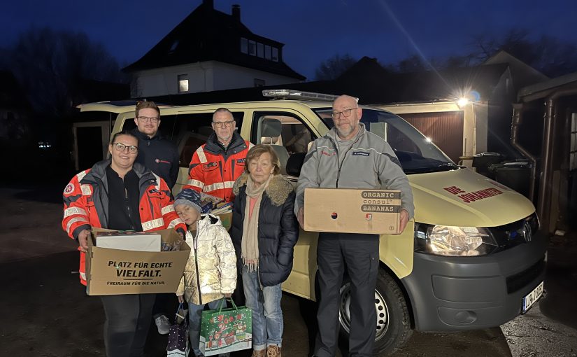 Weihnachtsaktion für bedürftige Menschen der Region: (v. li.) Margitta Albrecht-Nestmann (1. Vorsitzende der Tafel Bad Salzuflen), Henry, Corinna Weschky (Johanniter), Wolfgang Grüneberg, Patrik Benzler (Regionalvorstand Johanniter Lippe-Höxter) und Rainer Steinmeier (Johanniter) und Mohammad Keshmiri (Tafel Bad Salzuflen). (Fotos: Johanniter Lippe-Höxter)