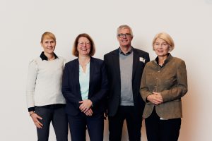 Keynote-Speakerinnen Dr. Vanessa Just und Prof. Dr. Susanne Boll gemeinsam mit IDaS-Sprecher Prof. Dr. Hans Brandt-Pook und HSBI-Präsidentin Prof. Dr. Ingeborg Schramm-Wölk. (v.l.) (Foto: P. Pollmeier/HSBI)