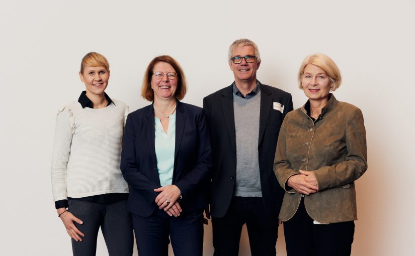 Keynote-Speakerinnen Dr. Vanessa Just und Prof. Dr. Susanne Boll gemeinsam mit IDaS-Sprecher Prof. Dr. Hans Brandt-Pook und HSBI-Präsidentin Prof. Dr. Ingeborg Schramm-Wölk. (v.l.) (Foto: P. Pollmeier/HSBI)