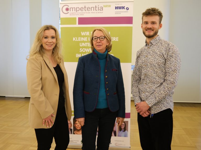 Das Team des Kompetenzzentrums Frau und Beruf Münsterland freut sich auf die nächsten Vorhaben: Sandra Sikorski, Claudia von Diepenbroick-Grüter und Aaron Melis (v. l.) (Foto: © HWK)