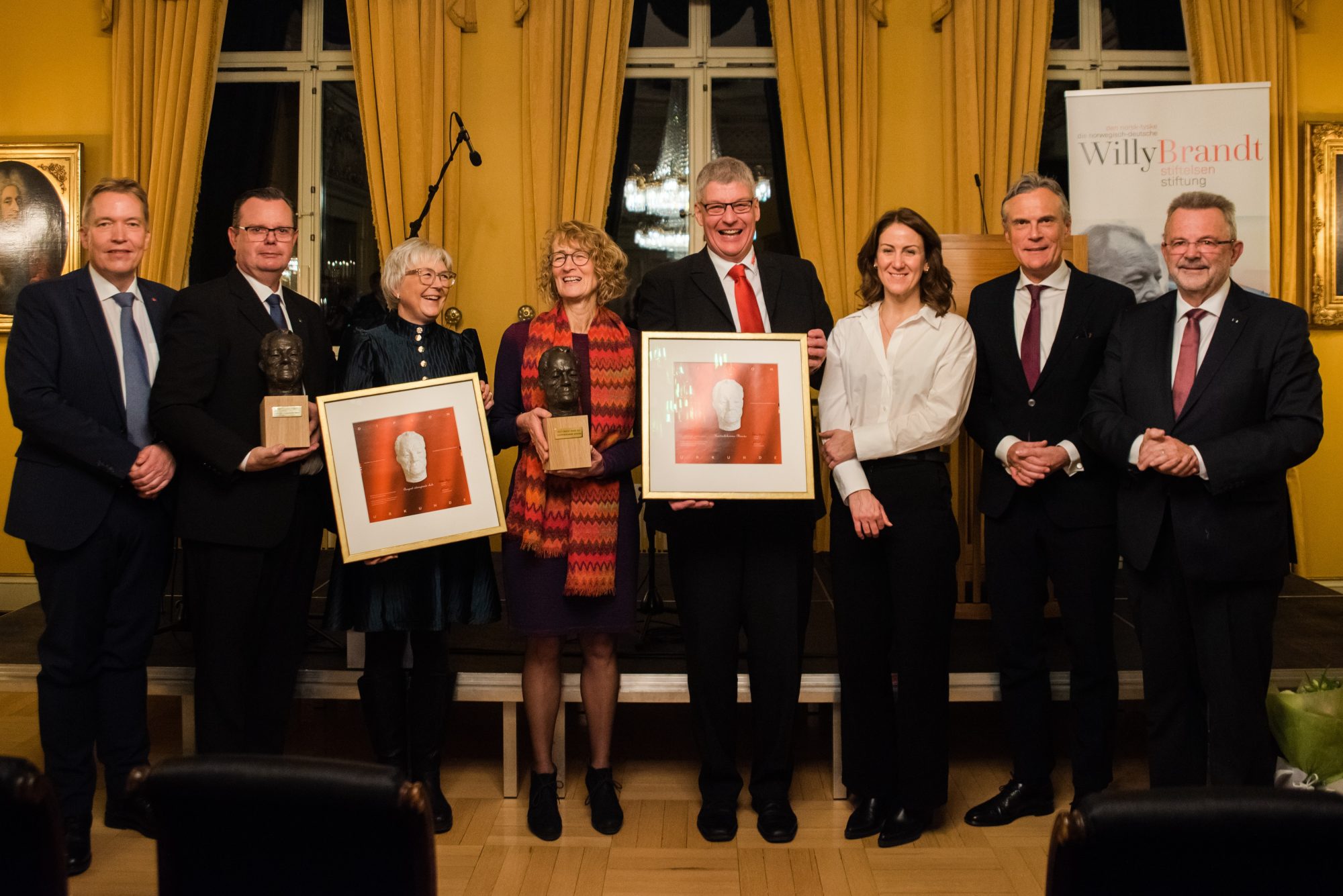 Die Stiftungsvorsitzenden Sverre Myrli (l.) und Franz Thönnes (r.) überreichten Anita Urfell (4. v. l.) den Preis für die Handwerkskammer Münster. Georg Garming von der Unternehmensgruppe Terhalle in Ahaus (4. v. r.) freute sich für die beteiligten Handwerksbetriebe. Norwegens Arbeitsministerin Tonje (3. v. r.) und Deutschlands Botschafter Dr. Detlef Wächter (2. v. r.) laudierten. (Foto: © Oslo Eventstudio)