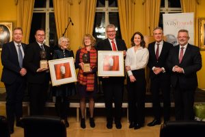 Die Stiftungsvorsitzenden Sverre Myrli (l.) und Franz Thönnes (r.) überreichten Anita Urfell (4. v. l.) den Preis für die Handwerkskammer Münster. Georg Garming von der Unternehmensgruppe Terhalle in Ahaus (4. v. r.) freute sich für die beteiligten Handwerksbetriebe. Norwegens Arbeitsministerin Tonje (3. v. r.) und Deutschlands Botschafter Dr. Detlef Wächter (2. v. r.) laudierten. (Foto: © Oslo Eventstudio)