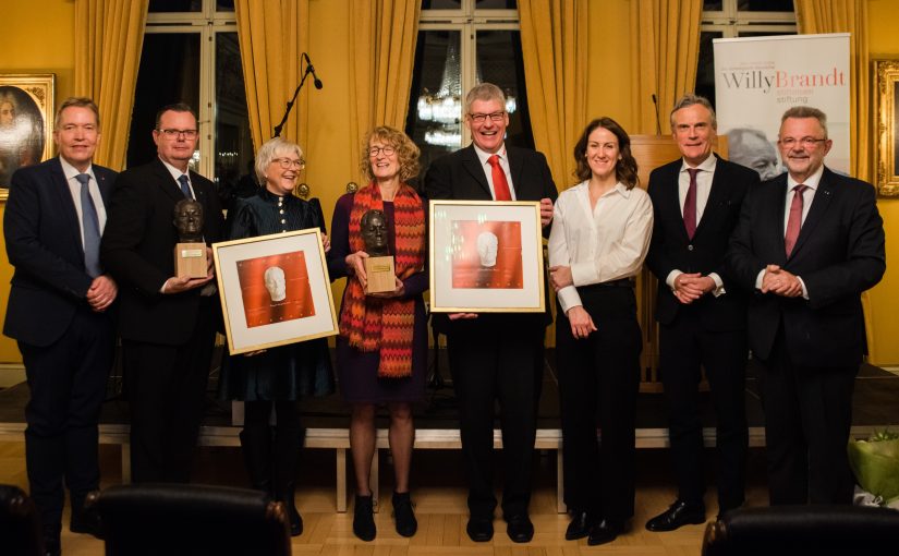 Die Stiftungsvorsitzenden Sverre Myrli (l.) und Franz Thönnes (r.) überreichten Anita Urfell (4. v. l.) den Preis für die Handwerkskammer Münster. Georg Garming von der Unternehmensgruppe Terhalle in Ahaus (4. v. r.) freute sich für die beteiligten Handwerksbetriebe. Norwegens Arbeitsministerin Tonje (3. v. r.) und Deutschlands Botschafter Dr. Detlef Wächter (2. v. r.) laudierten. (Foto: © Oslo Eventstudio)