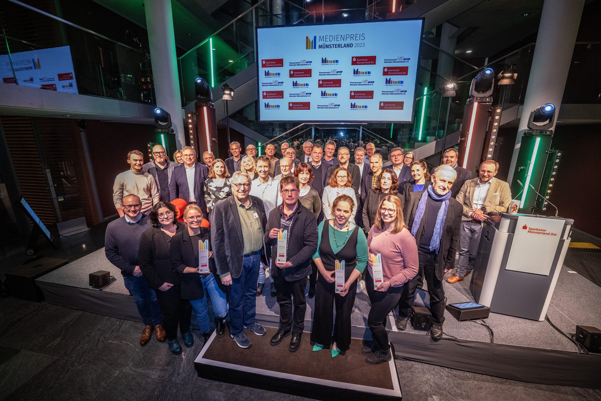 Die Preisträgerinnen und Preisträger sowie die Nominierten des Medienpreises Münsterland 2023 mit der Jury und den Laudatoren. (Foto: Münsterland e.V./Arne Pöhnert )