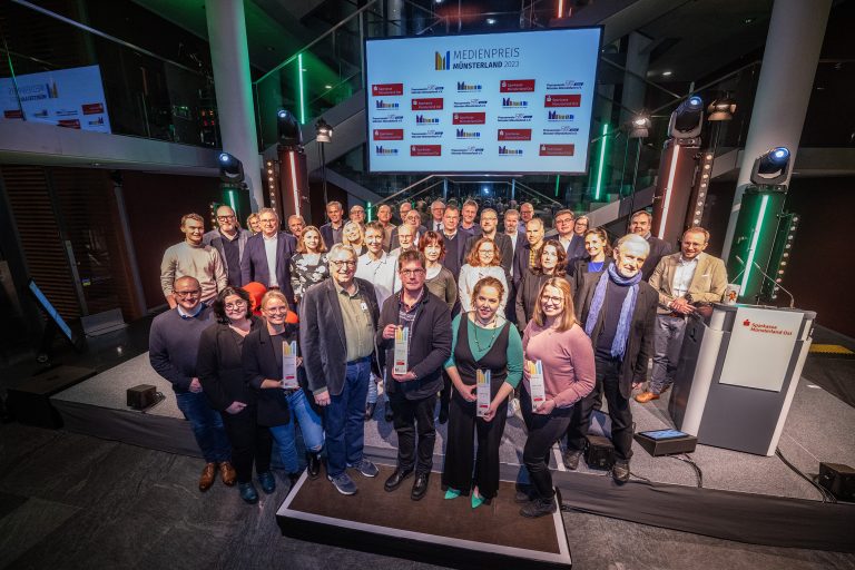 Die Preisträgerinnen und Preisträger sowie die Nominierten des Medienpreises Münsterland 2023 mit der Jury und den Laudatoren. (Foto: Münsterland e.V./Arne Pöhnert )