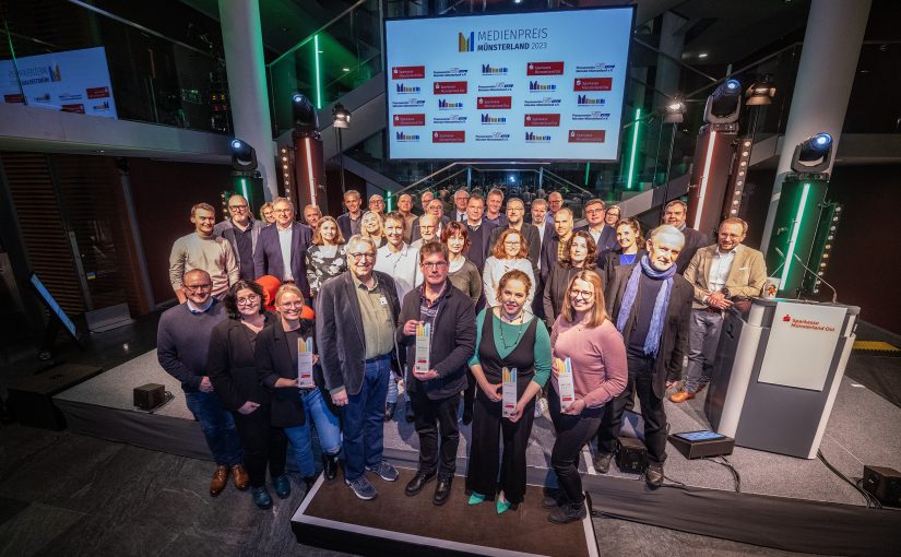Die Preisträgerinnen und Preisträger sowie die Nominierten des Medienpreises Münsterland 2023 mit der Jury und den Laudatoren. (Foto: Münsterland e.V./Arne Pöhnert )