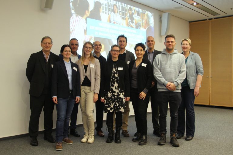 Freuten sich über eine gelungene Veranstaltung: (v. l.) Enrique Marinel-Io Jordan, Sonja Raiber, Tomás Salamanca, Melanie Buchmann, Christian Liepert, Antje Wunderlich, Iñaki Goyeneche, Monika Leiking, Daniel Lindener, Erik Wendt und Birgit Schmiemann. (Foto: Münsterland e.V./Mareike Meiring )