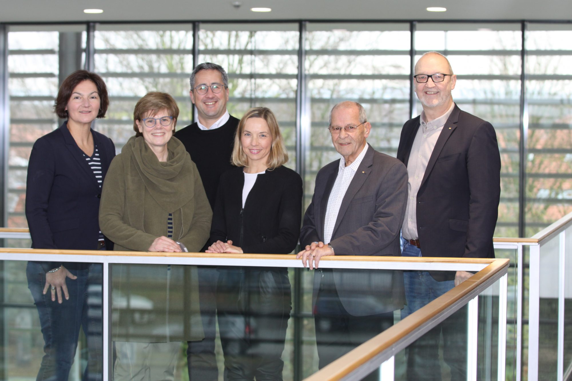 Das neue Vorstandsteam: Anke Zillmann (v.l., Vorsitzende), Beisitzerin Anja Pötz (Beisitzerin), Jörg Wilde (stellv. Vorsitzender), Maren Fischer (stellv. Vorsitzende), Ehrenvorsitzender Karl-Heinz Wange und Geschäftsführer Georg Ilskens. Es fehlt der Ehrenvorsitzende Thomas Sprehe. (Foto: Wirtschaftsclub)