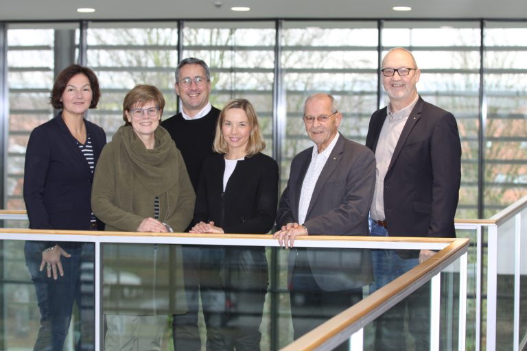 Das neue Vorstandsteam: Anke Zillmann (v.l., Vorsitzende), Beisitzerin Anja Pötz (Beisitzerin), Jörg Wilde (stellv. Vorsitzender), Maren Fischer (stellv. Vorsitzende), Ehrenvorsitzender Karl-Heinz Wange und Geschäftsführer Georg Ilskens. Es fehlt der Ehrenvorsitzende Thomas Sprehe. (Foto: Wirtschaftsclub)