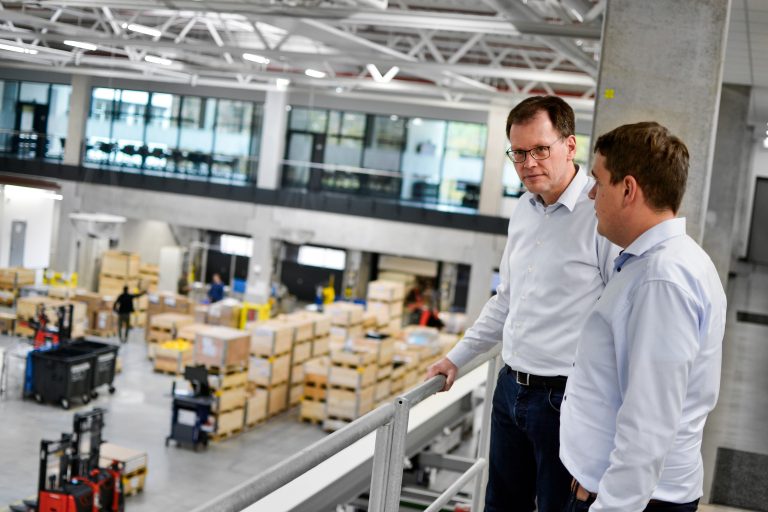 „Der Wartungsassistent ermöglicht uns Fehler zu beheben, bevor sie überhaupt auftreten“, sagt Dr. Heiko Stichweh, Abteilungsleiter Innovation bei Lenze (links), der die Lösung zusammen mit Maximi-lian Bause vom Fraunhofer IEM entwickelt hat. (Foto: Dock One)