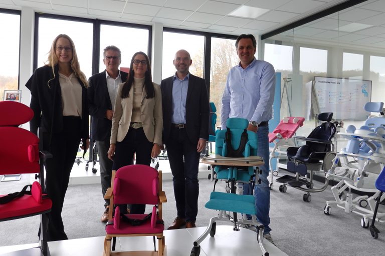 Landrätin Anna Kebschull (v. li.) zeigte sich ebenso wie Bissendorfs Bürgermeister Guido Halfter und WIGOS-Geschäftsführer Peter Vahrenkamp beeindruckt von der Leistungsstärke des Familienunternehmens, das von Miriam und Torsten Schuch-mann in zweiter Generation geführt wird. (Foto: Sandra Joachim-Meyer)