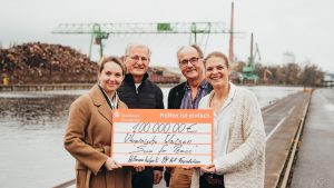 Die Swim for Peace-Initiatoren Harry Krogull und Klaus Hellmann bringen mit Anna Halip und Jennifer Krogull-Grüther (v.l.n.r.) die Spende für ukrainische Waisen auf den Weg (Foto: Hellmann)