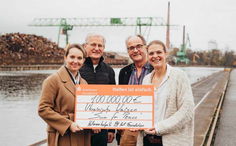 Die Swim for Peace-Initiatoren Harry Krogull und Klaus Hellmann bringen mit Anna Halip und Jennifer Krogull-Grüther (v.l.n.r.) die Spende für ukrainische Waisen auf den Weg (Foto: Hellmann)