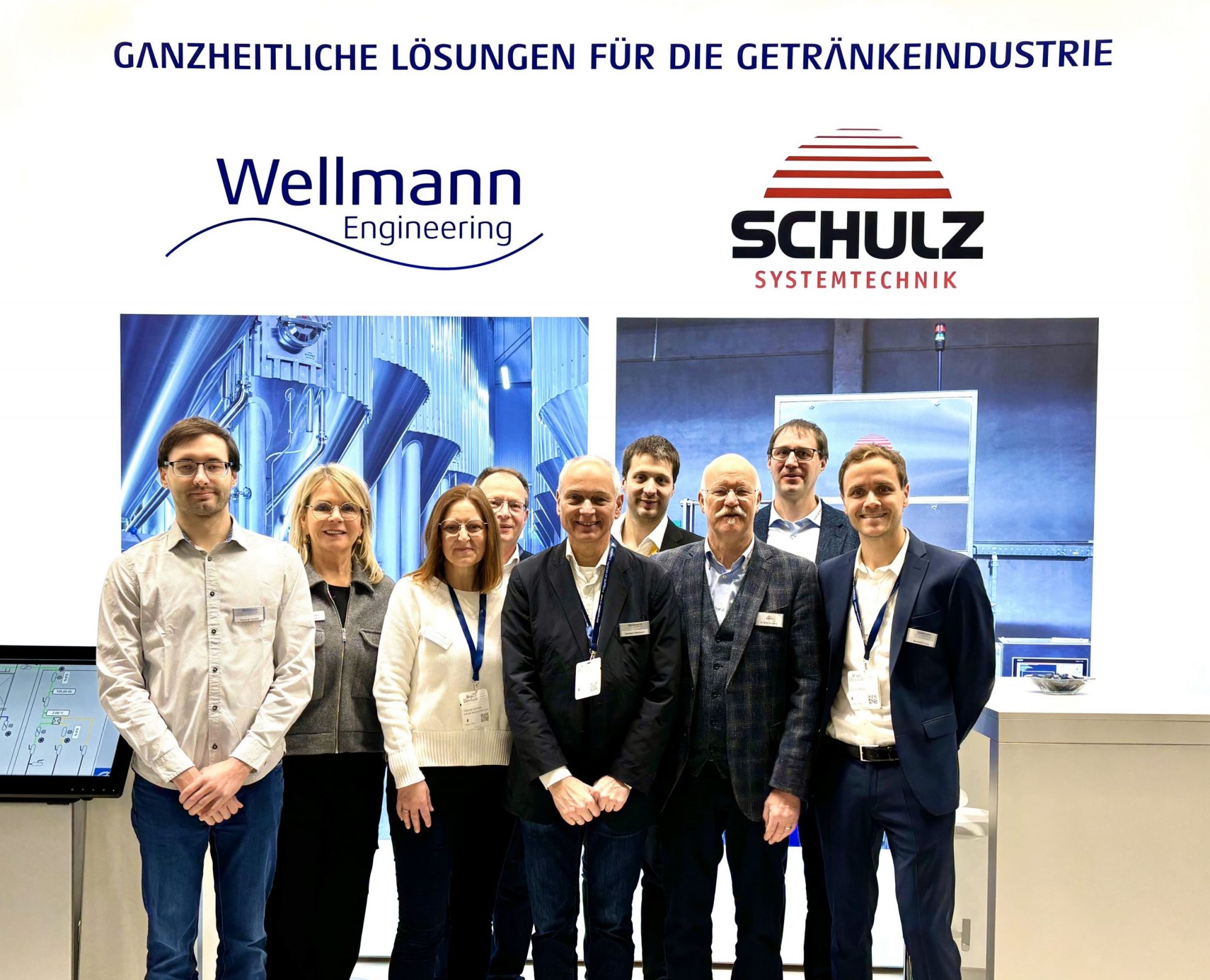 Vielfalt verbindet: Gerhard Wellmann (Mitte), sein Team von Wellmann Anlagentechnik und der Partner Schulz Systemtechnik starten erfolgreich die gemeinsame Zukunft. (Foto: Wellmann Anlagentechnik GmbH)