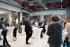 Professorin Dr. Uta Pottgiesser (vorne rechts) stellte den Unternehmensvertreter:innen den neuen bilingualen Bachelor-Studiengang „General Engineering“ sowie dessen Konzept vor. (TH OWL)