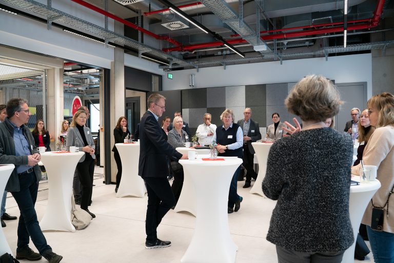 Professorin Dr. Uta Pottgiesser (vorne rechts) stellte den Unternehmensvertreter:innen den neuen bilingualen Bachelor-Studiengang „General Engineering“ sowie dessen Konzept vor. (TH OWL)