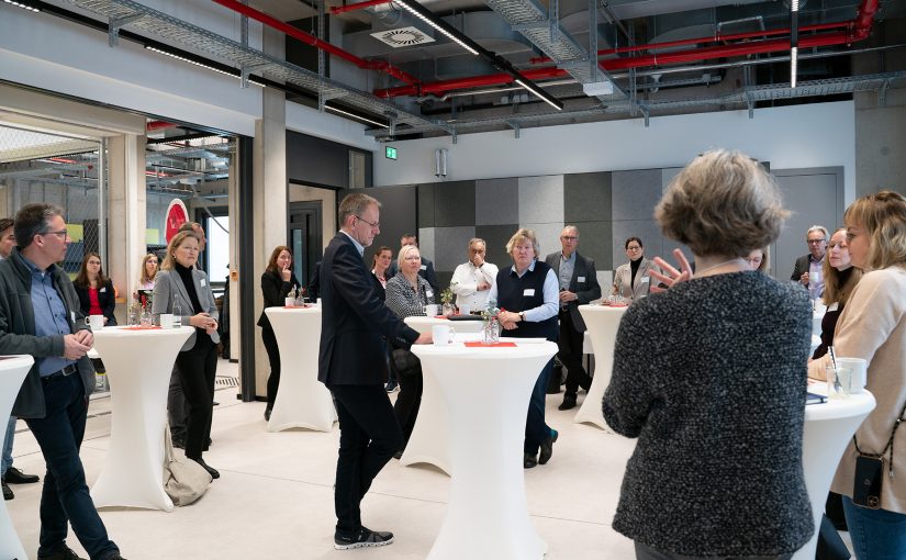 Professorin Dr. Uta Pottgiesser (vorne rechts) stellte den Unternehmensvertreter:innen den neuen bilingualen Bachelor-Studiengang „General Engineering“ sowie dessen Konzept vor. (TH OWL)