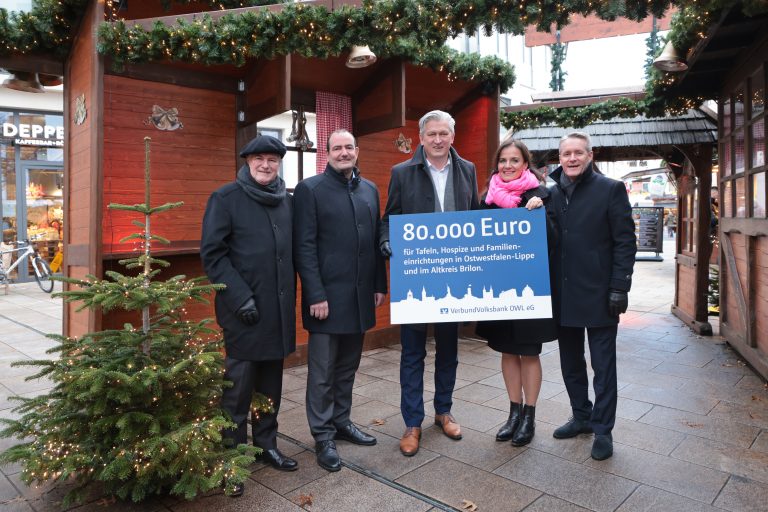 Die Geschäftsleitung der VerbundVolksbank OWL freut sich über die vorweihnachtliche Spendenaktion zur Unterstützung diverser ehrenamtlicher Einrichtungen (v.l.): Uwe Hagemeyer, Thorsten Wolff, Ansgar Käter, Ina Kreimer und Frank Sievert. (Foto: VerbundVolksbank OWL)