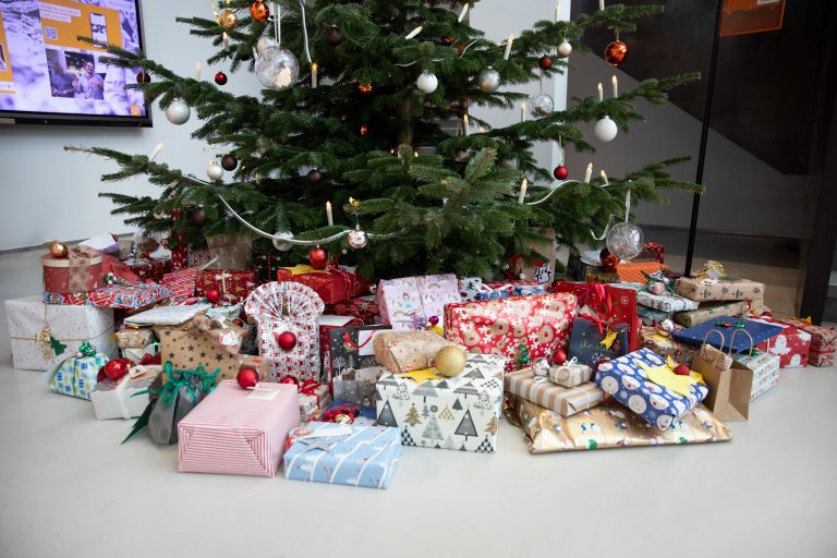 Die Geschenke für die Kinder und Jugendlichen haben die Weidmüller-Mitarbeiterinnen und -Mitarbeiter unter den Wunschbaum gelegt (Foto: Weidmüller)