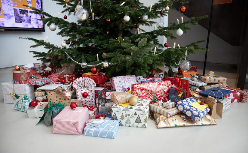 Die Geschenke für die Kinder und Jugendlichen haben die Weidmüller-Mitarbeiterinnen und -Mitarbeiter unter den Wunschbaum gelegt (Foto: Weidmüller)