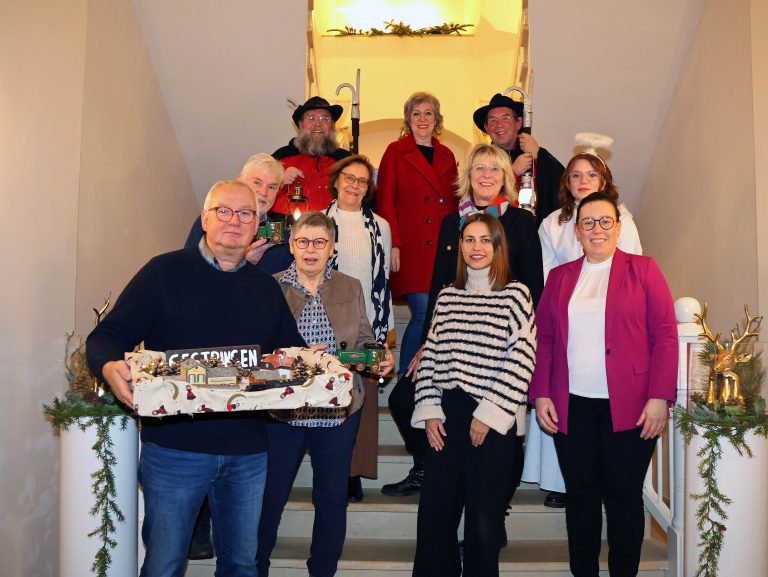 Orga-Team und Helfer: Auf das Winterliche Schlossvergnügen freuen sich Peter Dürr (hinten von links), Heike Bohbrink, Thomas Dullweber, Horst Beste (Mitte von links), Angelika Gauselmann, Sylvia Blaha und Madeleine Kutsch sowie Detlef Speiser (vorne von links), Kirsten Beste, Maree Götze-Wessel und Larissa Mattlage. (Foto: Gauselmann)