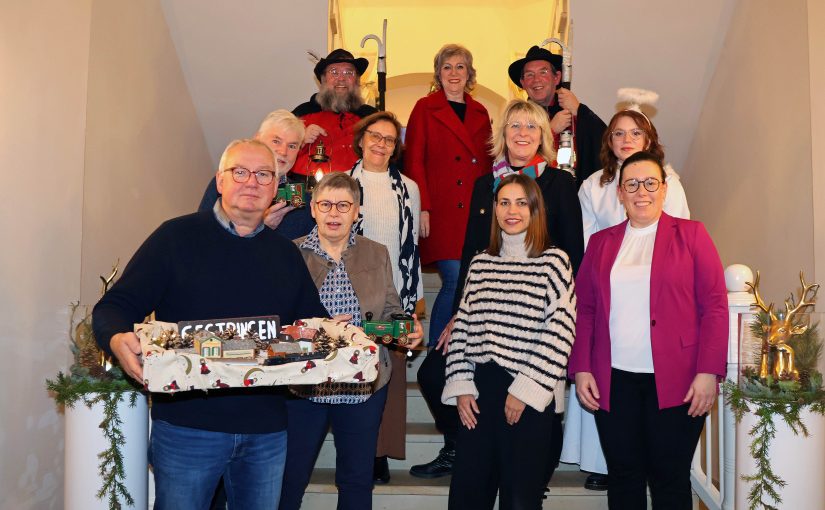 Orga-Team und Helfer: Auf das Winterliche Schlossvergnügen freuen sich Peter Dürr (hinten von links), Heike Bohbrink, Thomas Dullweber, Horst Beste (Mitte von links), Angelika Gauselmann, Sylvia Blaha und Madeleine Kutsch sowie Detlef Speiser (vorne von links), Kirsten Beste, Maree Götze-Wessel und Larissa Mattlage. (Foto: Gauselmann)