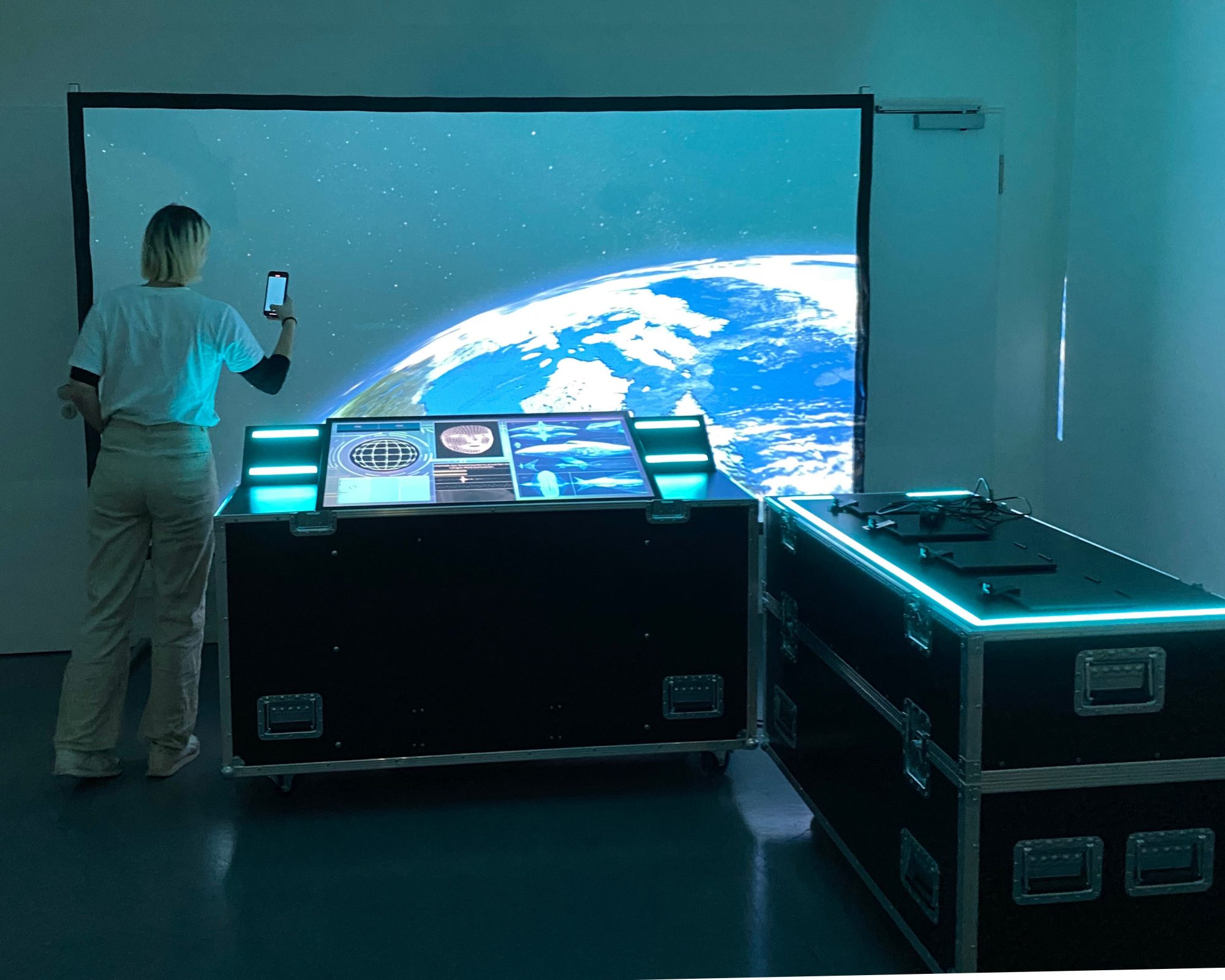 „Mobiler Rätselspaß: Die neue Version des Escape-Games ‚COSMOmission‘ passt jetzt in zwei große Transportkisten.“ (Foto: Wissenswerkstadt Bielefeld)