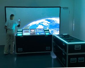 „Mobiler Rätselspaß: Die neue Version des Escape-Games ‚COSMOmission‘ passt jetzt in zwei große Transportkisten.“ (Foto: Wissenswerkstadt Bielefeld)
