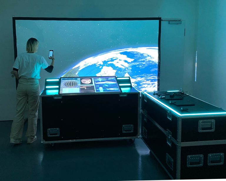 „Mobiler Rätselspaß: Die neue Version des Escape-Games ‚COSMOmission‘ passt jetzt in zwei große Transportkisten.“ (Foto: Wissenswerkstadt Bielefeld)