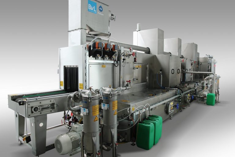 Für die Reinigung von Gussteilen bei durchgängigem Materialfluss bietet sich die Durchlaufanlage Yukon von BvL an (Foto: BvL)