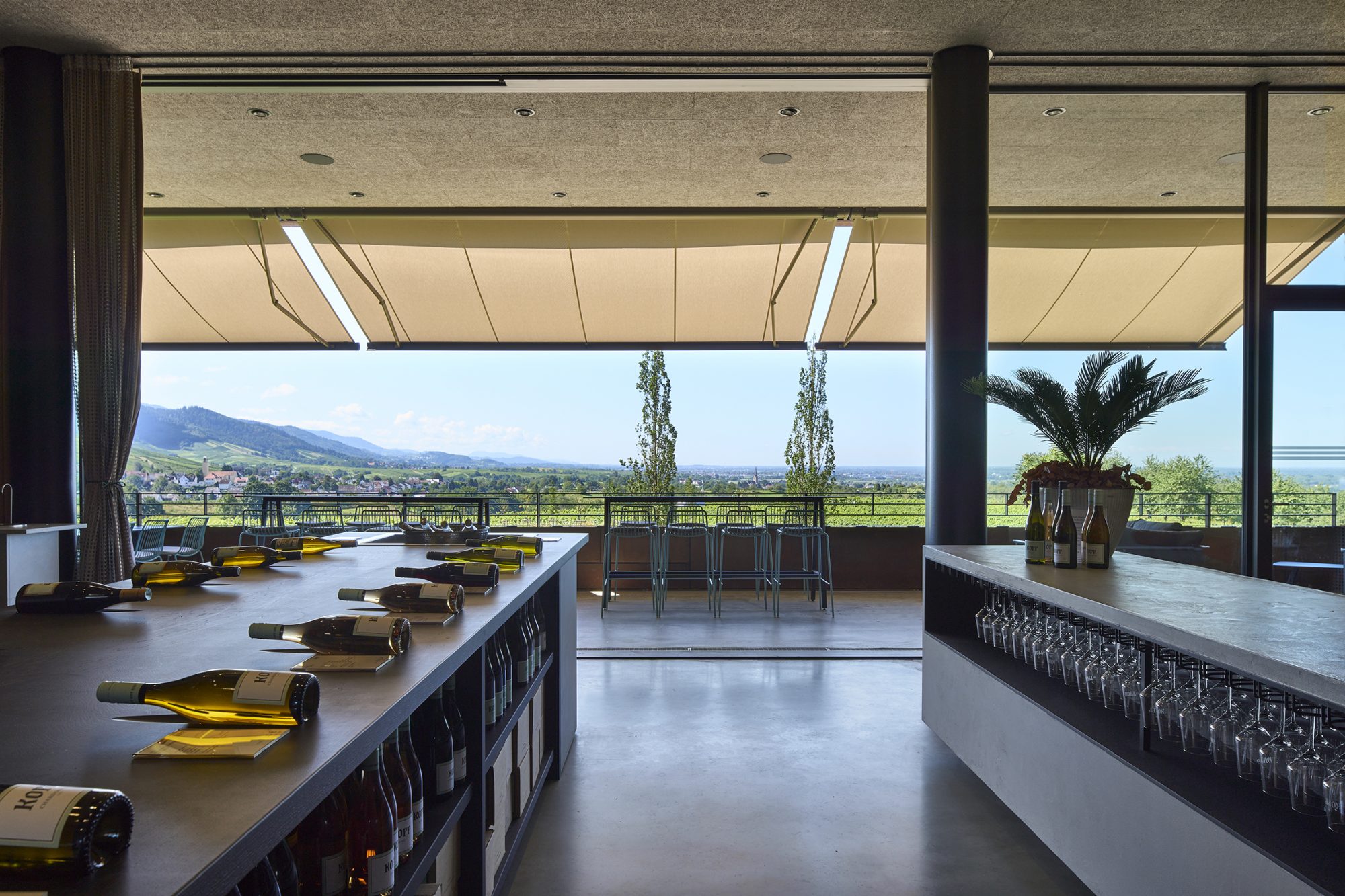Das Weingut Kopp bietet in der Nähe von Baden-Baden mit seinem Restaurant „Ebanat“ inklusive Vinothek einen besonderen Genuss-Erlebnisraum im Nordschwarzwald. Die lichtdurchflutete Location erweitert sich auf die angrenzende Terrasse, die von einer großzügigen Markisenanlage des Herstellers markilux beschattet wird. So können die Gäste den spektakulären Blick auf die Rheinebene gut geschützt genießen. (Foto: markilux)