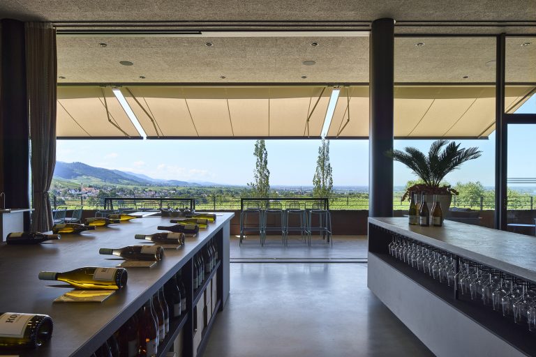 Das Weingut Kopp bietet in der Nähe von Baden-Baden mit seinem Restaurant „Ebanat“ inklusive Vinothek einen besonderen Genuss-Erlebnisraum im Nordschwarzwald. Die lichtdurchflutete Location erweitert sich auf die angrenzende Terrasse, die von einer großzügigen Markisenanlage des Herstellers markilux beschattet wird. So können die Gäste den spektakulären Blick auf die Rheinebene gut geschützt genießen. (Foto: markilux)