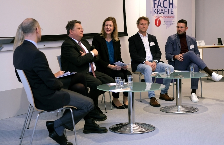 v.l.n.r.: Dr. Arne Schüler (Bundesministerium für Bildung und Forschung), Sarah Pierenkemper (Institut der deutschen Wirtschaft), Dr. Andreas Philippi (Niedersächsischer Minister für Soziales, Arbeit, Gesundheit und Gleichstellung), Marie-Theres Volk (RKW Nord GmbH), Christian Neyer (Geschäftsführer stahlotec GmbH), Sebastian Winter (Klinikum Osnabrück) (Foto: RKW Nord GmbH)