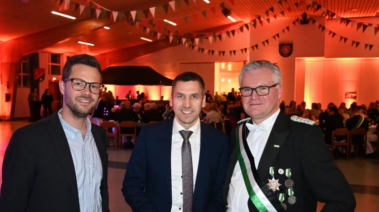 Freuen sich auf den 2. Bürener Stadtball am 24. Februar (v. l.): Stadtmarketingleiter Alexander Menke, Bürgermeister Burkhard Schwuchow und Andreas Köchling, Oberst der Bürgerschützen Büren. (Foto: Stadt Büren)
